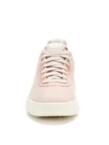 Sneaker Caterpillar modelo Hex Lite Qt para mujer, en color rosado. Presenta capellada de gamuza con revestimiento metalizado, cordones tono sobre tono y suela chunky de EVA color blanco con diseño texturizado.