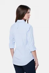 Camisa rayada entallada de manga larga, textura suave al tacto. Contiene spandex para un mejor calce.