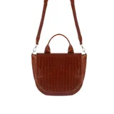 Cartera marrón tipo media luna con textura croco, asa corta y correa larga regulable y desmontable.