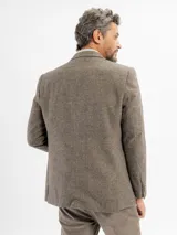 Saco de paño gris con solapa clásica, cierre frontal de botones y bolsillos laterales. Presenta un corte regular fit.