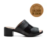 Sandalia de cuero color negro con diseño casual, taco cuadrado y tira ancha sobre el empeine.