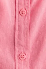 Blusa de tejido liviano en mezcla de lino, color rosado, con cuello redondo, cierre frontal de botones y mangas globo tres cuartos con puños elásticos.