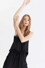 Musculosa de satén con escote redondo, corte holgado y diseño minimalista.