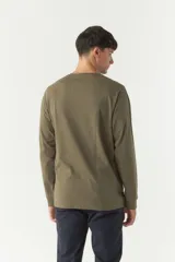 Remera gris de manga larga con cuello redondo y logo bordado en el pecho.