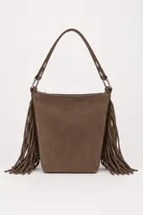 Cartera de gamuza marrón, tipo hobo, con flecos laterales largos y correa de hombro ajustable con argollas metálicas.