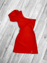 Minivestido blanco con un hombro descubierto y manga corta abullonada.