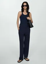 Pantalon de tiro alto con cintura elástica fruncida, diseño de corte recto y bolsillos laterales.