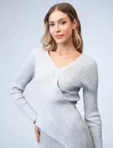 Vestido midi de tejido rib, color gris, con escote en V cruzado, manga larga y tajo lateral en el ruedo.