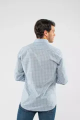 Camisa de manga larga con diseño de cuadros en tonos azules, blancos y negros. Presenta cuello clásico, cierre frontal con botones y logo bordado en el pecho. Corte semi slim.