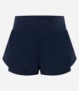 Bermuda deportiva tipo runner, color verde menta, confeccionada en microfibra con cintura elástica. Tiene un corte holgado y bajo redondeado.