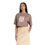 Remera de corte crop y ajuste holgado, color marrón, con cuello redondo y mangas cortas. Presenta un estampado frontal gráfico con diseño de championes y el logo de New Balance.