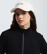 Saco de modal con cuello alto, mangas largas y cierre frontal por cremallera. Presenta recortes modernos en el diseño y un acabado suave.