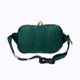Riñonera unisex color verde oscuro con detalles en beige y azul. Cuenta con múltiples bolsillos con cierre de cremallera, correa ajustable a la cintura y logo de la marca estampado en el frente.