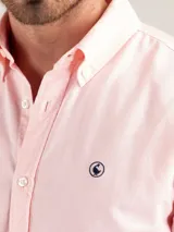 Camisa blanca de algodón con cuello button-down, corte regular fit, manga larga con puños simples y logo bordado en el pecho.