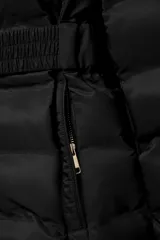 Anorak acolchado de color verde oscuro, resistente al agua y al viento. Cuenta con capucha ajustable, cierre frontal con cremallera, bolsillos laterales con cierre y cinturón elástico integrado en la cintura. El interior está forrado con un tejido efecto pelo para mayor aislamiento térmico.