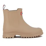 Bota de lluvia corta color beige, con suela track dentada y tirador trasero con detalle de cinta tricolor. Presenta un parche decorativo con la inscripción 'IRAIN' en el lateral.