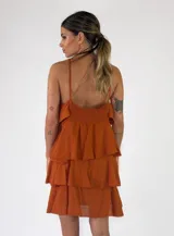 Vestido corto verde militar con diseño de solera con tirantes finos, escote recto y múltiples volantes horizontales escalonados.