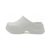 Zueco negro de goma con plataforma y diseño anatómico.