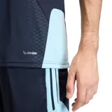 Camiseta de entrenamiento Adidas de la Selección Argentina, modelo Tiro 26. Confeccionada en poliéster reciclado con tecnología Climacool, presenta un diseño en color azul marino con detalles en celeste en los hombros y mangas. Incluye el escudo de la AFA con tres estrellas y el logo de Adidas en el pecho.