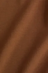 Remera de punto de algodón elástico color marrón, entallada, con cuello redondo fino ribeteado y bajo recto.