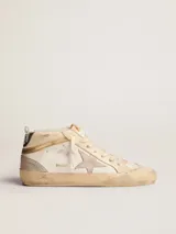 Zapatillas de media caña Golden Goose modelo Mid Star, color blanco con detalles en beige y gris. Presentan una estrella de gamuza rosada en el lateral, perforaciones decorativas y efecto desgastado en la suela.