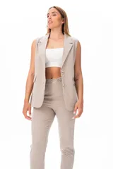 Chaleco color camel con corte recto, bolsillos funcionales y terminaciones de calidad.