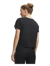 Remera deportiva de manga corta Under Armour, confeccionada en tejido ligero y transpirable con textura jacquard. Presenta un corte holgado, cuello redondo y bajo con aberturas laterales, diseñada para ofrecer máxima ventilación y libertad de movimiento durante el entrenamiento.