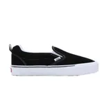 Championes Vans modelo Knu Slip On, de diseño sin cordones, color negro con suela de goma blanca. Presentan una silueta robusta y acolchada, característica de la línea Knu, con el logo de la marca en el lateral.