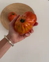 Esclava rígida de diseño artesanal con textura irregular y acabado metálico, ideal para uso diario.