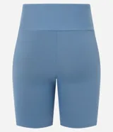Bermuda deportiva de poliamida color celeste, de tiro alto con cintura ancha y ajuste ceñido al cuerpo.