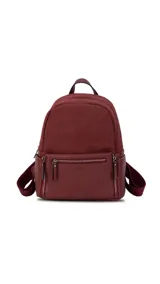 Mochila negra combinada con nobuck, bolsillo amplio adelante con broche y cierre, bolsillos en los costados, asas regulables y bolsillos internos.