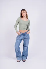 Remera corta color marrón con estampado animal print de leopardo, escote asimétrico y manga larga.