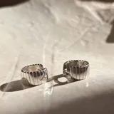 Par de aros tipo argolla ancha de plata 925 con textura acanalada.