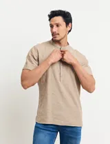 Camisa de manga corta con cuello mao y cierre frontal parcial con botones de coco. Confeccionada en una mezcla de lino y algodón.