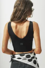 Top de punto acanalado color beige, con escote en V y corte cropped.