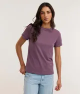 Remera básica de manga corta con cuello redondo y diseño de mangas plegadas, confeccionada en algodón.