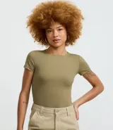 Body femenino color verde militar, confeccionado en malla de poliamida, con cuello redondo, mangas cortas y cierre en la entrepierna.