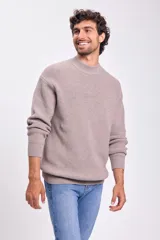 Buzo de tejido de punto color topo, con cuello simulando un cuello tortuga o mock neck, y manga larga. Presenta un tejido acanalado verticalmente.