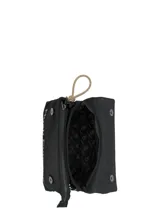 Cartera tipo bandolera de color negro con solapa frontal y logo de la marca estampado. Incluye una correa ajustable con detalles de letras y un tirador decorativo en color beige.