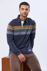 Remera polo de manga larga con diseño de rayas horizontales en tonos azul marino, marrón y gris. Presenta cuello camisero con cierre de botones y puños elásticos en las mangas.
