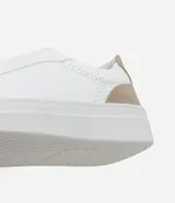 Championes slip on blancos con puntera y talón en gamuza color beige.