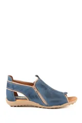 Sandalias de cuero color azul, con cierre lateral y suela plana en tono tostado.