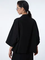 Top bandeau negro con elástico en el borde superior y cierre en la espalda.