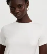 Blusa básica de cuello redondo y manga corta con detalle de dobladillo, confeccionada en tejido de viscosa con elastano.