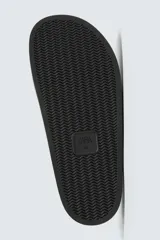 Zueco de piel con pelo con estampado de vaca en blanco y negro. Presenta una horma redonda y una suela de goma negra con volumen.