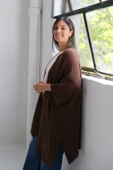 Poncho abierto de color marrón chocolate, con diseño de corte asimétrico, mangas amplias y bolsillos frontales aplicados.