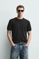 Camiseta de punto de corte regular, confeccionada en una mezcla de viscosa. Presenta cuello redondo y mangas cortas con acabados en rib.