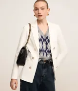 Blazer femenino de sastrería confeccionado en tejido Punto Roma, con cuello solapa, cierre frontal con ganchos y botones decorativos dorados con escudo grabado.