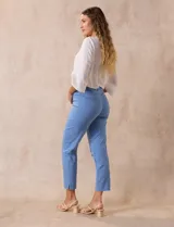 Pantalón verde esmeralda de gabardina elastizada, marca Zac & Rachel, de corte recto con pretina ancha pespunteada y largo al tobillo. Presenta bolsillos simulados.