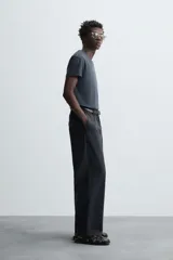 Pantalón de corte regular fit, confeccionado en una mezcla de algodón y lino. Presenta cierre frontal con cremallera y botón, bolsillos laterales y bolsillos traseros con solapa y botón.